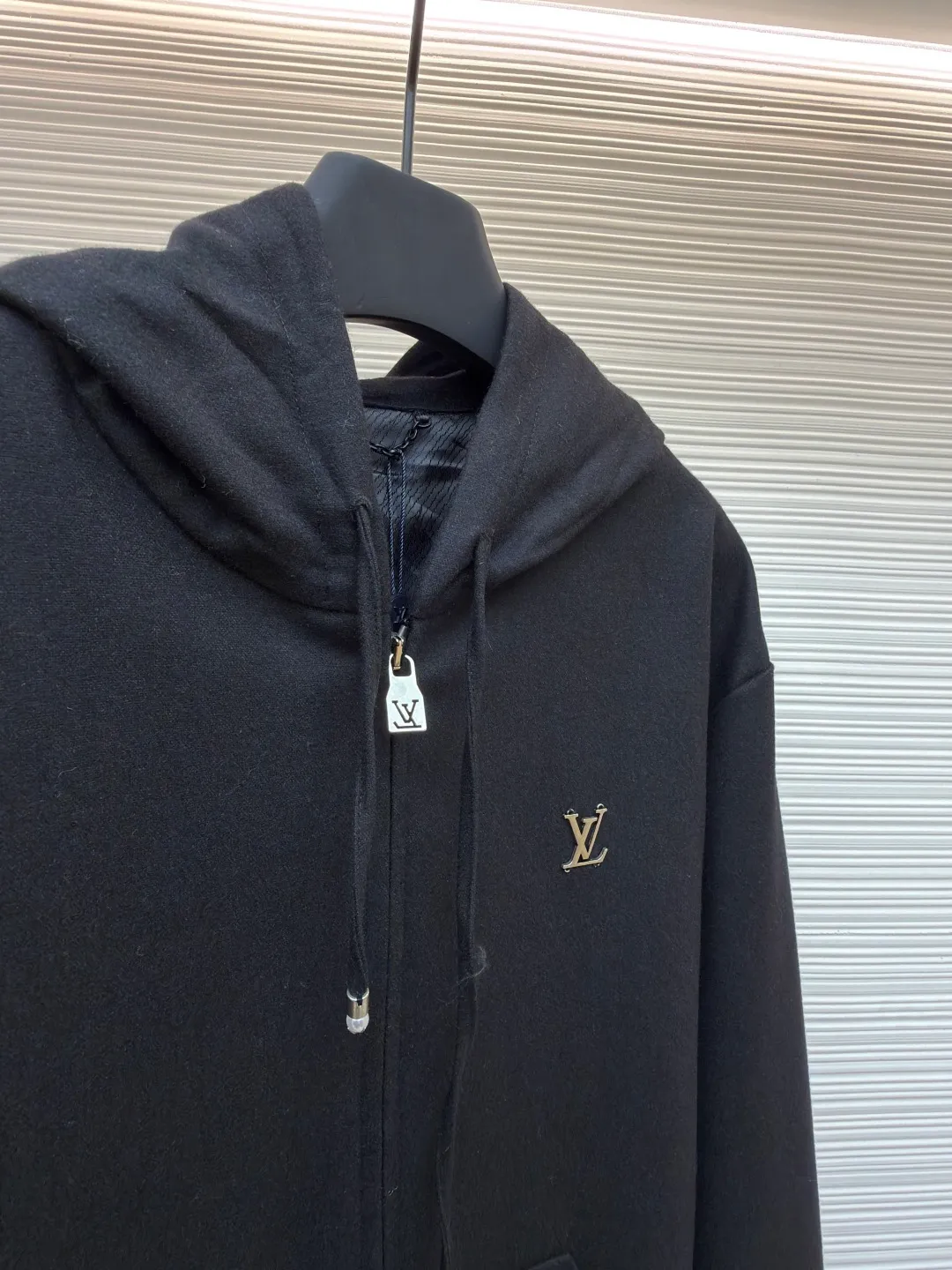 LOUISVUITTON Iron Label Wool Jacket ●Original version: Purchased and developed at 26100 ●Item number: 1681829-B80 ●Fabric: wool blended fabric ●Technology: Positioning cutting machine ●Color: black ●Version: fitted version ●Weight: about 1120 grams ●Size: 48-50-52-54 ●Description: Customized 80% wool, 14% spandex, 6% blended sheep wool fabric, full of texture and refined tailoring to reinterpret the dynamic silhouette. The elastic waist upgrades the drape texture, the side pockets are cleverly integrated into the stitching, and the facial pleats are infused with elegance. The left leg is decorated with the brand's metal logo to once again confirm the brand's identity. The overall wiring is straight and delicate, the fabric is comfortable and soft, and the color is consistent without color difference. It can be matched with the same style to create a fashionable look and control various occasions. Customized accessories, complete with three standards, same style for men and women!